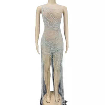 Длинное прозрачное платье без рукавов, с цепочками и кристаллами