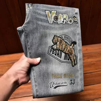 Джинсы мужские с вышивкой, тонкие облегающие штаны с популярным бриллиантом, модные эластичные длинные брюки с маленькими штанинами, на лето