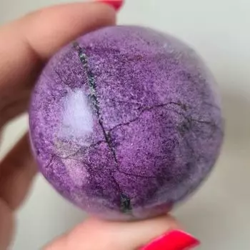 Фиолетовый кристалл Стихит со сферами серпентина