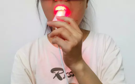 Фонарик Ручной с красным фонариком, улучшает Исцеление кожи