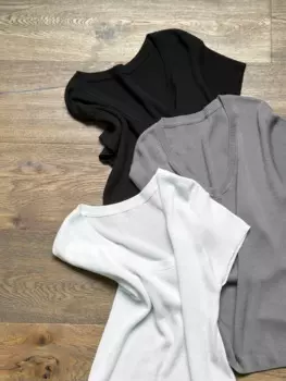 Футболки в рубчик для женщин, топы в стиле минимализма высокого качества, высокая эластичность, новинка 2024, женская одежда одного размера