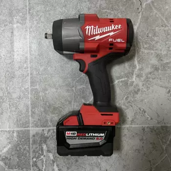 Гайковерт ударный Milwaukee 2967-22 M18, 18 в, 1/2 дюйма, с кольцом трения и литиевой батареей Ач