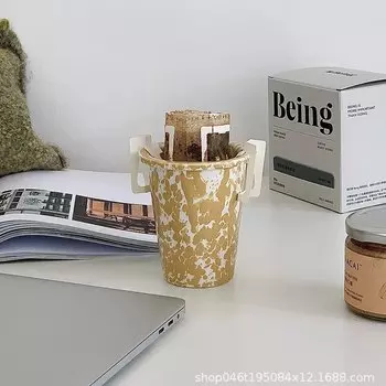 Голубая керамическая чашка