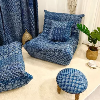 Гусеница сидит диван гостиная светлый роскошный пол