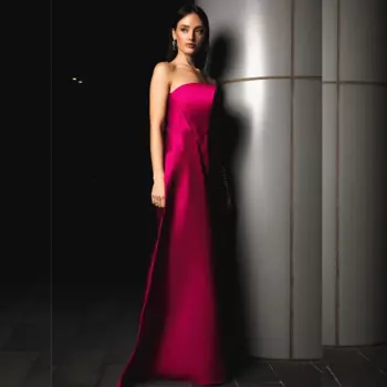 Индивидуальное S плиссированное выпускное прямое платье миди без бретелек на заказ