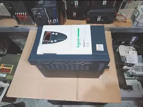 Инвертор Schneider ATV71HU30M3Z 220 В