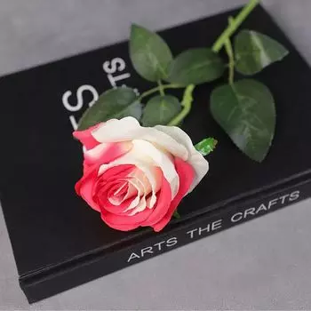 Искусственные розы пластиковые разноцветные