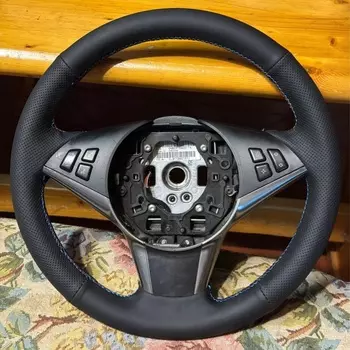 Изготовленный на заказ чехол на руль из противоскользящей кожи из микрофибры для BMW E60 E61 530d 545i 550i E63 E64 630i 645Ci 650i рулевая пленка