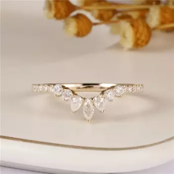 Изогнутое обручальное кольцо из желтого золота 14 к 585 пробы с муассанитом