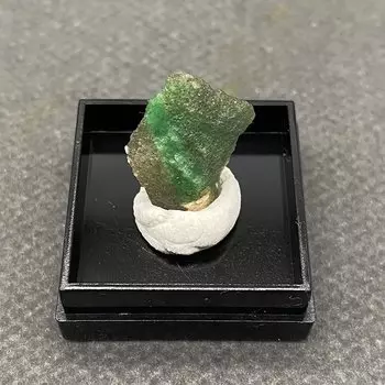 Изумрудные минеральные образцы