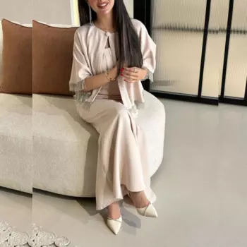 Изысканное блестящее высококачественное трикотажное платье-миди с пуговицами, бахромой и круглым вырезом