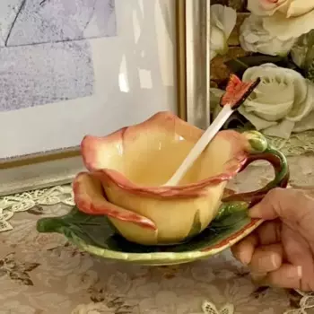 Керамическая чашка с розами