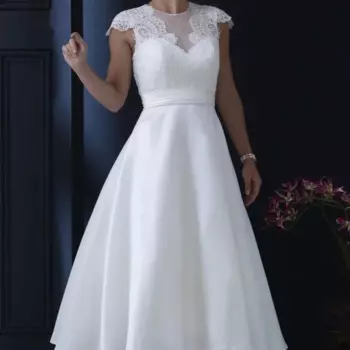 Классическое вечернее платье с круглым вырезом без рукавов