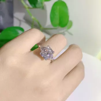 Кольца с бриллиантом, 8 х10 мм, 4 карата