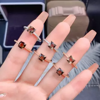 Кольцо из кварцевого дымчатого серебра с 4 зубцами