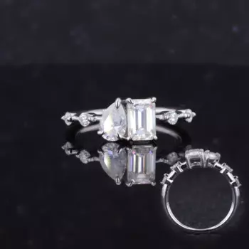 Кольцо из серебра 925 пробы с двумя камнями