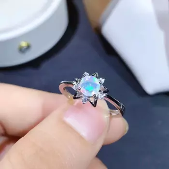 Кольцо из серебра 925 пробы с натуральным опалом 5 Х5 мм