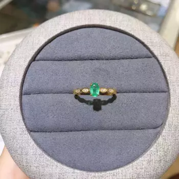 Кольцо из серебра 925 пробы с натуральным изумрудом 4x6 мм