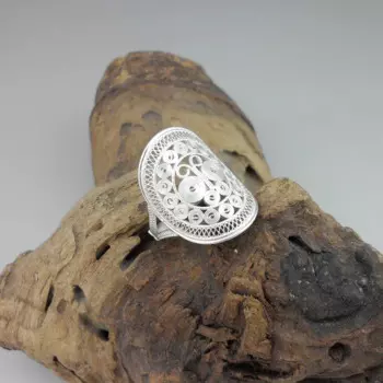 Кольцо из серебра 999 пробы с оригинальным дизайном