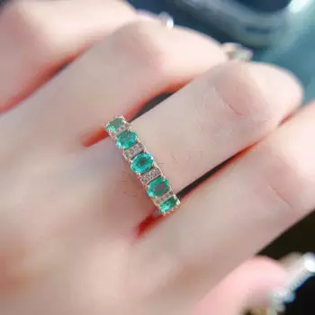 Кольцо из серебра пробы с натуральным изумрудом, 3 х4 мм