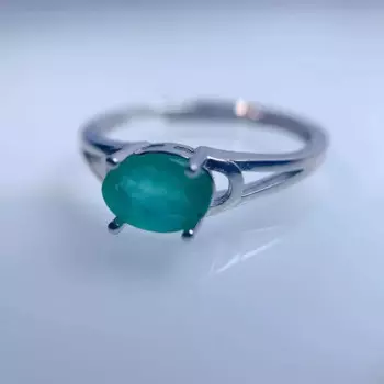 Кольцо из серебра с изумрудом, 5 х7 мм