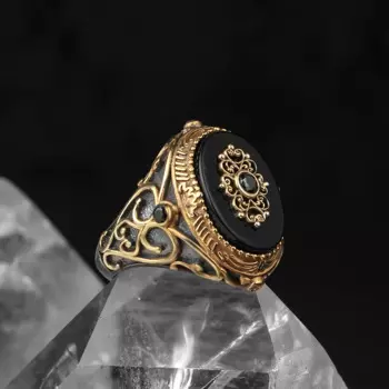 Кольцо из серебра с ониксовой окантовкой