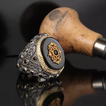 Кольцо из серебра с ониксовой окантовкой