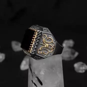 Кольцо из серебра с ониксовой окантовкой