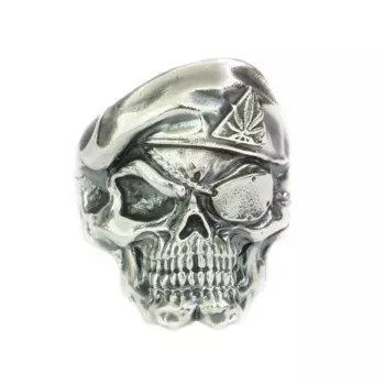 Кольцо из серебра в виде пиратского черепа