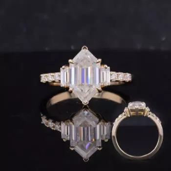 Кольцо из жёлтого золота с муассанитом женское