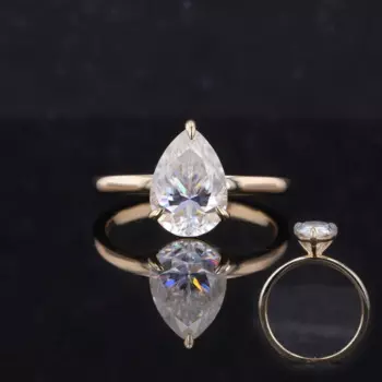 Кольцо из жёлтого золота с муассанитом, 7 х10 мм