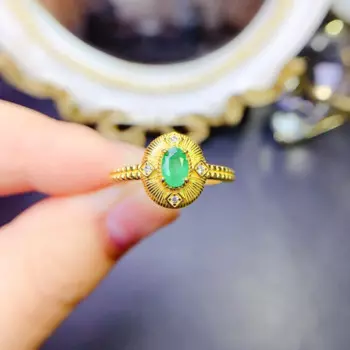 Кольцо обручальное из серебра 925 пробы с изумрудом