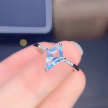 Кольцо с натуральным голубым топазом, 6 Х9 мм