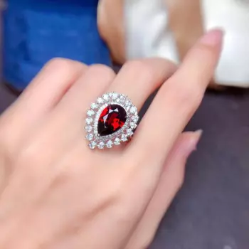 Кольцо с натуральным гранатом, 9 х13 мм, 3 карата