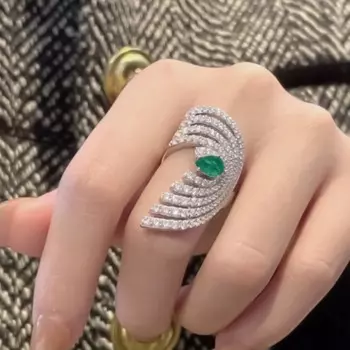 Кольцо женское из серебра 925 пробы с изумрудами, 5 х7 мм