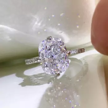 Кольцо женское из серебра 925 пробы с топазом 8 х10 мм