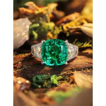 Кольцо женское из серебра пробы с изумрудом карата