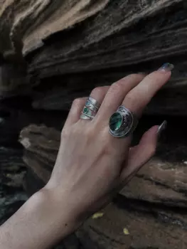 Кольцо женское с зеленым Цирконом и перьями