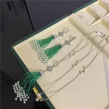 Комплект из колье и серёг, с зеленым агатом и белым жемчугом