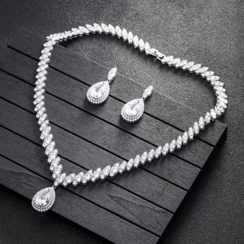 Комплект из колье и серёг, с фианитом