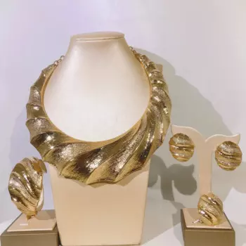 Комплект из колье, серёг, браслета и кольца