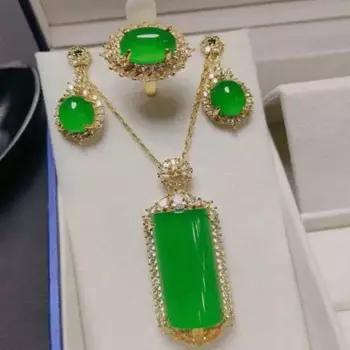 Комплект из колье, серёг и кольца