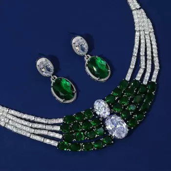 Комплект женских украшений из колье и серёг, с фианитом