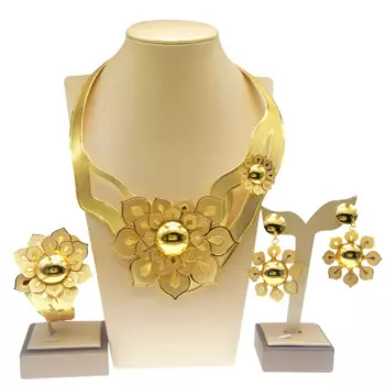 Комплект женских украшений из колье и серёг, золотистого цвета