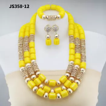 Комплект женских ювелирных изделий из кольца и серёг, желтого цвета