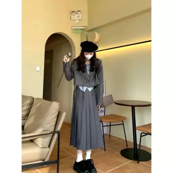 Костюм женский осенний из блейзера и юбки А-силуэта