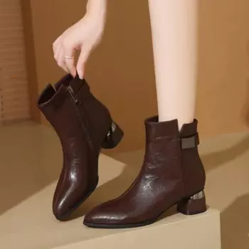 Кожаные ботильоны с острым носком для женщин, дизайнерская бархатная женская обувь на мягкой подошве, модные осенне-зимние женские ботинки челси