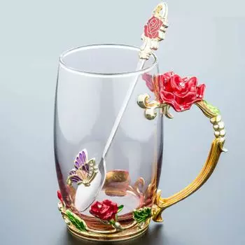 Красная и синяя эмалированная чашка с розой