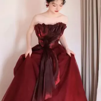 Красное женское платье нового стиля