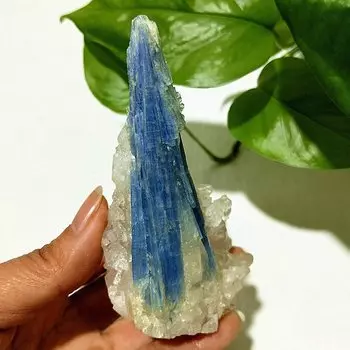 Кристалл кианит EBET